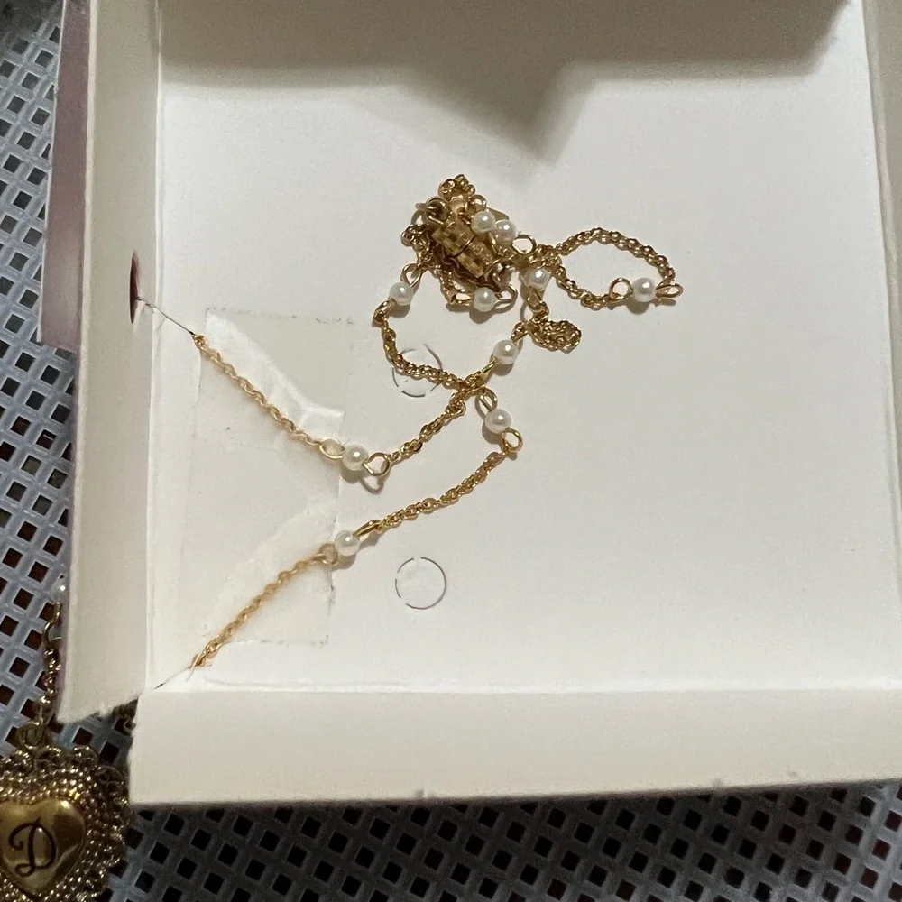 1928 Brand Beautiful gold tone with white pearls necklace NWT in original box - Picture 5 of 6
